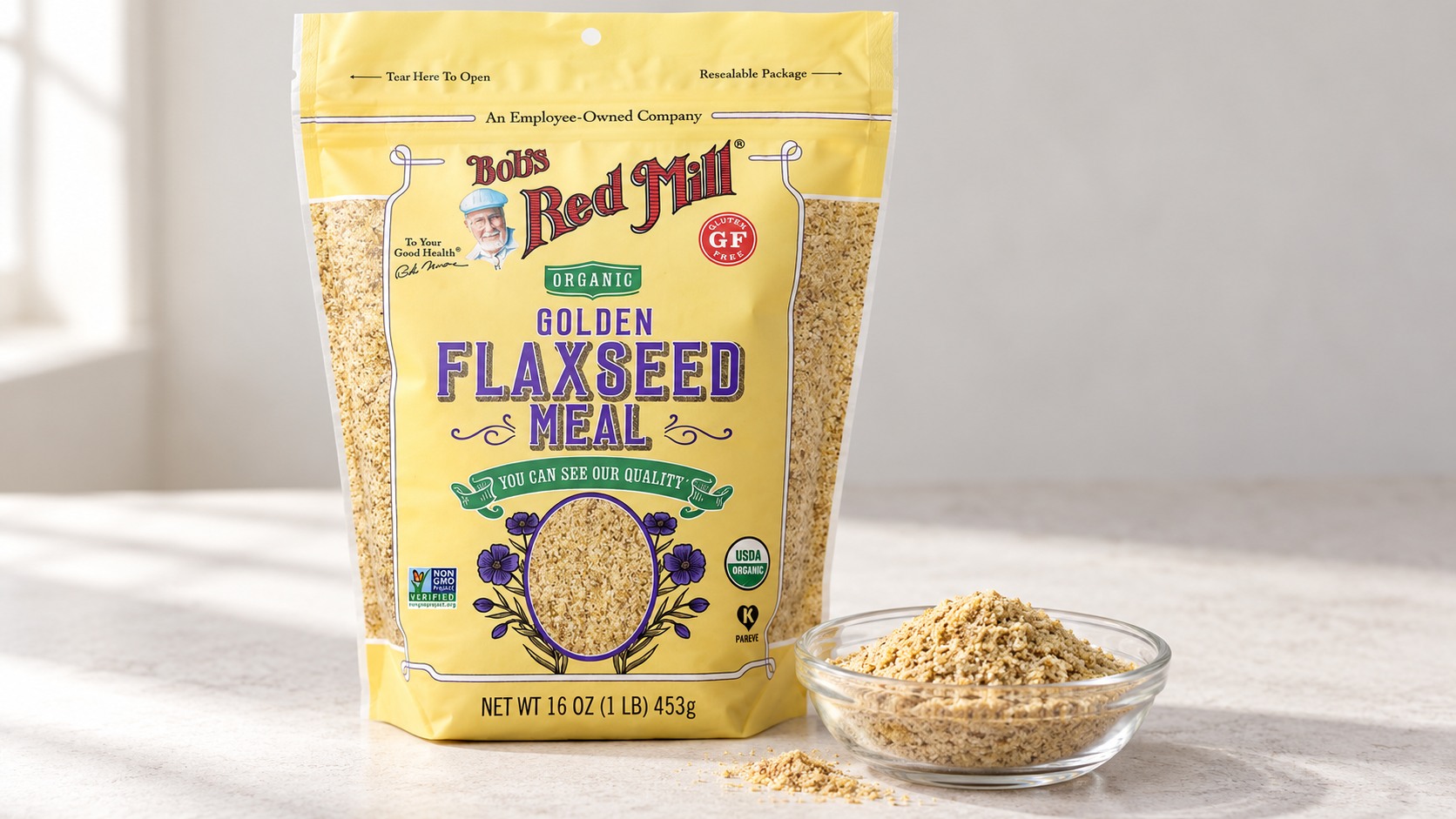 Молотое золотистое семя льна Bob’s Red Mill Organic Golden Flaxseed Meal на iHerb — упаковка 453 г и порция в пиале